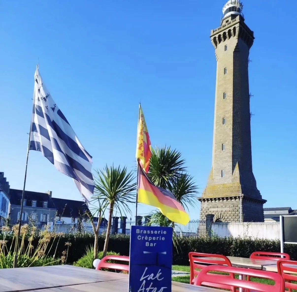 La terrasse du Lak Atao, drapeau breton et bigouden au vent, face au Phare d'Eckmühl